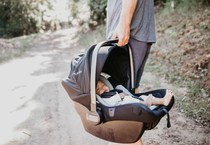 babystroller_carseat daddy holding the car seat carier baby stroller