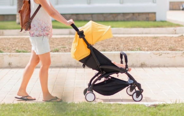 babystroller_lightweight a woman holding the umbrella baby stroller
